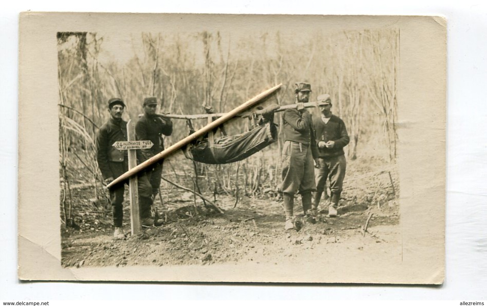 Carte Photo  Militaria :   Militaires Transportant Un Mort. Croix Avec 34 Soldats Allemands Tués  VOIR DESCRIPTIF  §§§ - Guerre 1914-18