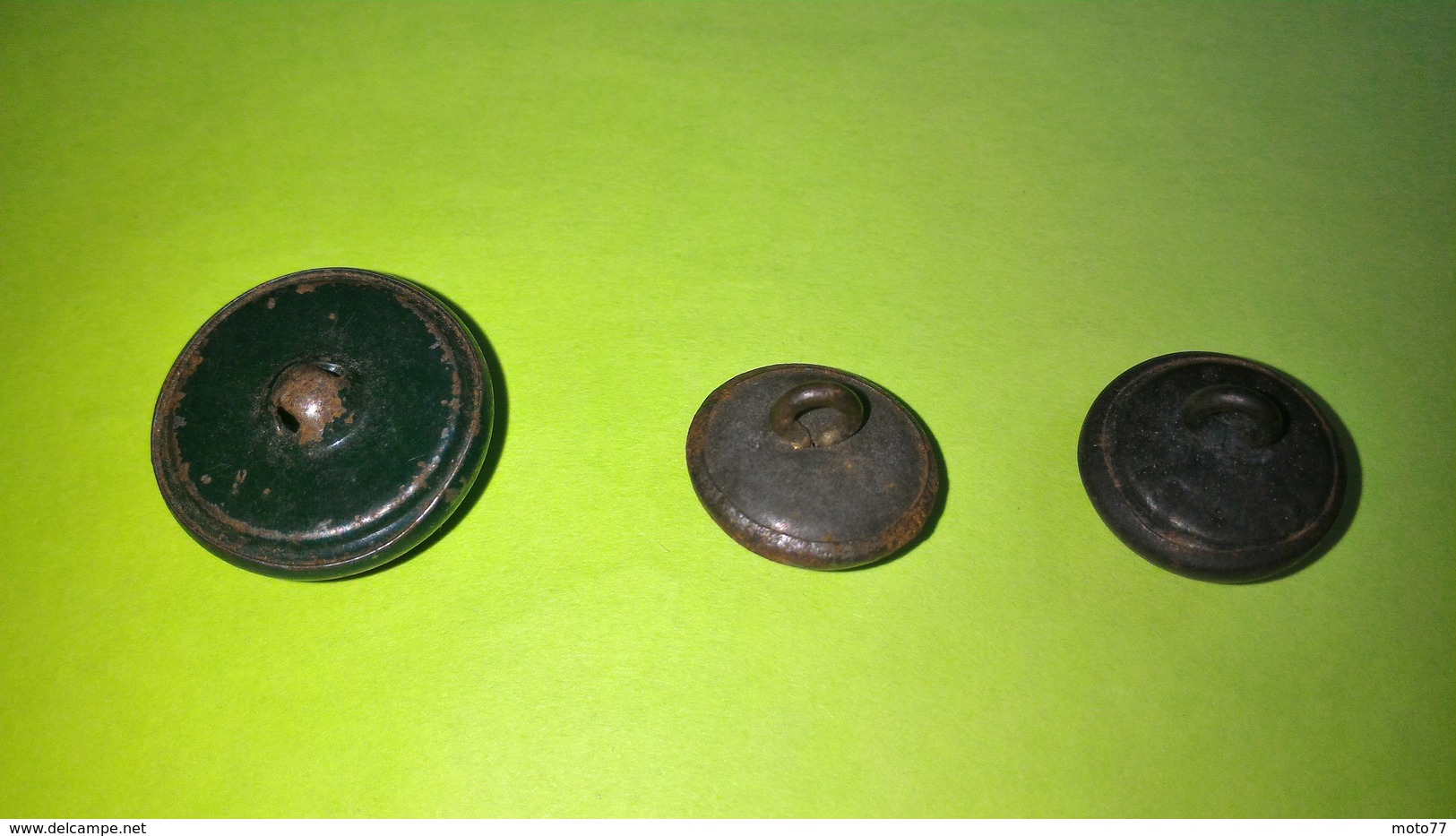 Lot De 3 BOUTONS Anciens - Diamètre Environ 17 Et 22 Mm Demi Sphère - Vêtement Armée Militaire Guerre Soldat /9 - Boutons