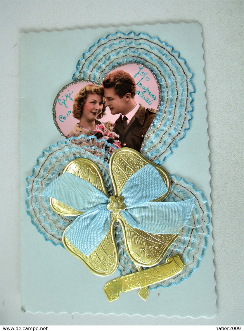 Cpa Kitch  Vers 1960 - Photo Jeune Couple Superbement Enrubanné Dentelle De Soie + Trefle 4 Feuilles OR - Anniversaire