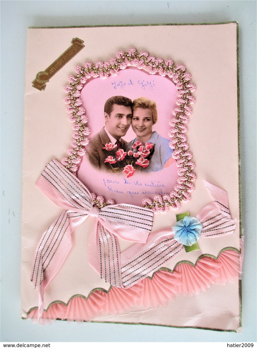 GRANDE Cpa Kitch  Vers 1960 - Photo Jeune Couple Superbement Enrubanné Dentelle De Soie + Nombreux Rubans - 12 X 17 Cms - Anniversaire