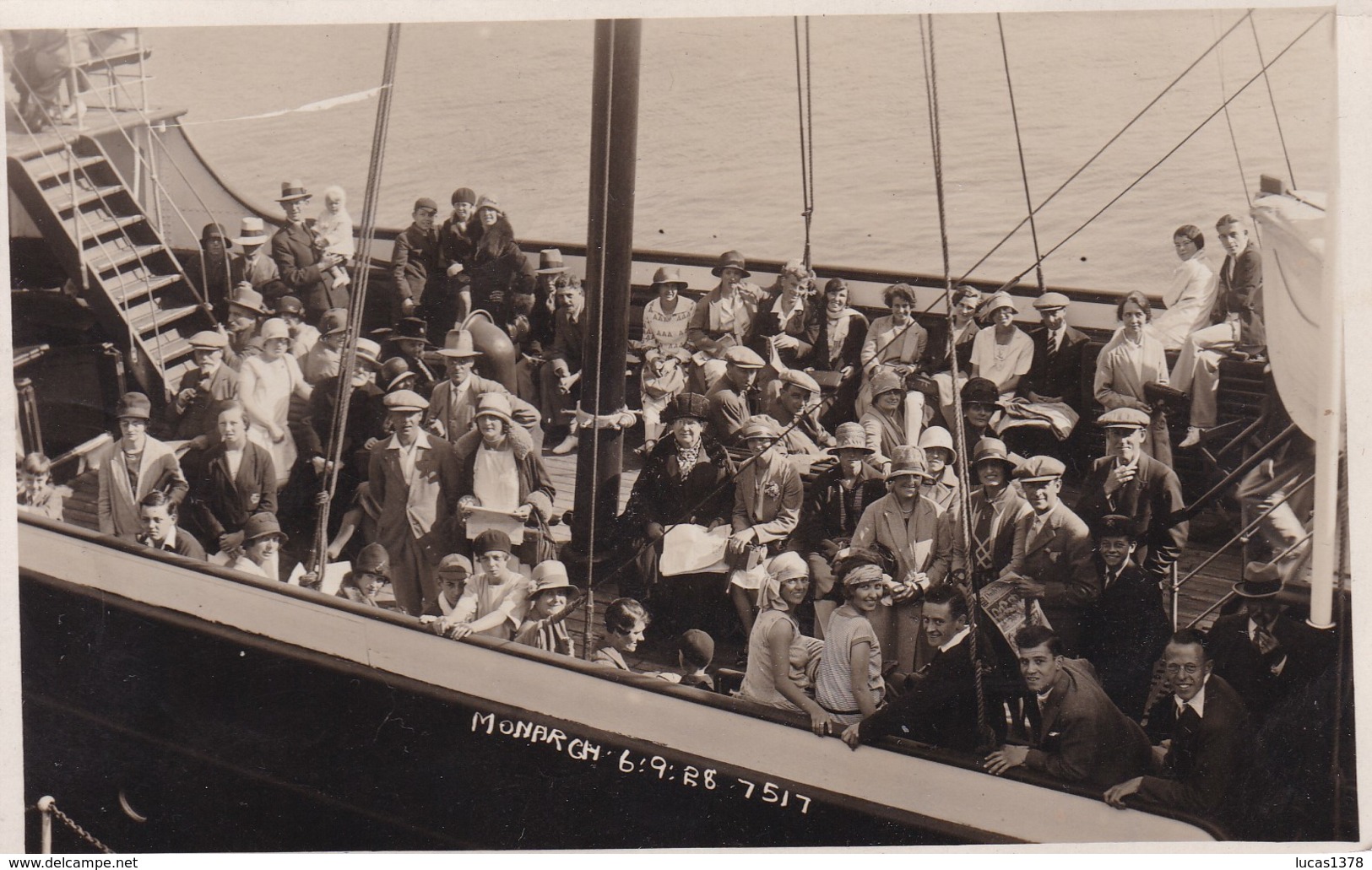 TRES BELLE CARTE PHOTO / BATEAU ANGLAIS ?  / LECTEUR DU DAILY MIRROR /  / MONARCH / 6.9.1928 - Ferries