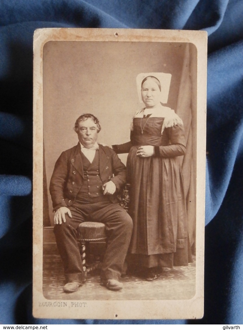 Photo CDV Bourgoin à Niort - Second Empire Couple, Femme à La Coiffe Régionale, Folklore, Circa 1865 L436G - Old (before 1900)