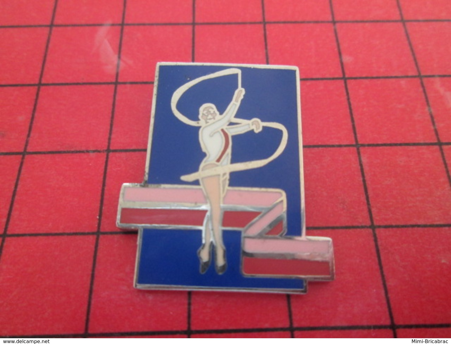 1218c Pins Pin's  / Rare Et De Belle Qualité / THEME SPORTS : GYMNASTIQUE RUBANS Par CITIME - Gymnastics