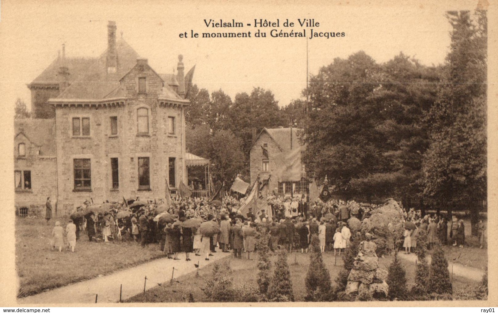 BELGIQUE - LUXEMBOURG - VIELSALM - Hôtel De Ville Et Le Monument Du Général Jacques. - Vielsalm