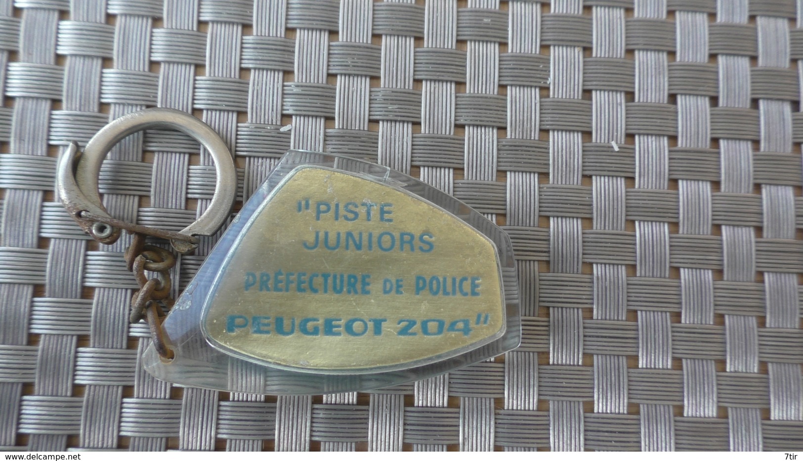 PORTE CLEF PEUGEOT  204 PISTE JUNUORS PREFECTURE DE POLICE - Porte-clefs