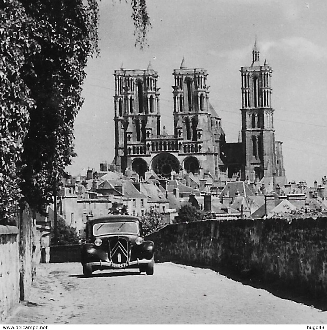 LAON - N° 122 - LA CATHEDRALE AVEC SUPERBE CITROEN TRACTION - FORMAT CPA NON VOYAGEE - Laon