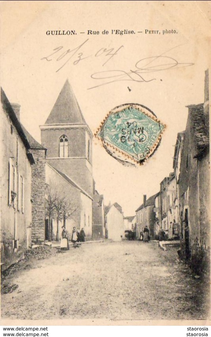 D89  GUILLON  Rue De L'Eglise - Guillon