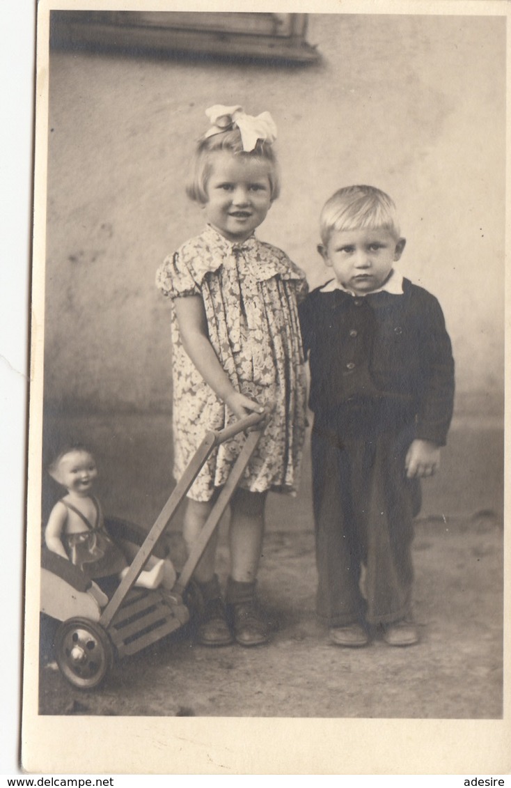 MÄDCHEN Mit Haarmasche Und Puppenwagen Neben Kleinen Bruder, Fotokarte - Szenen & Landschaften