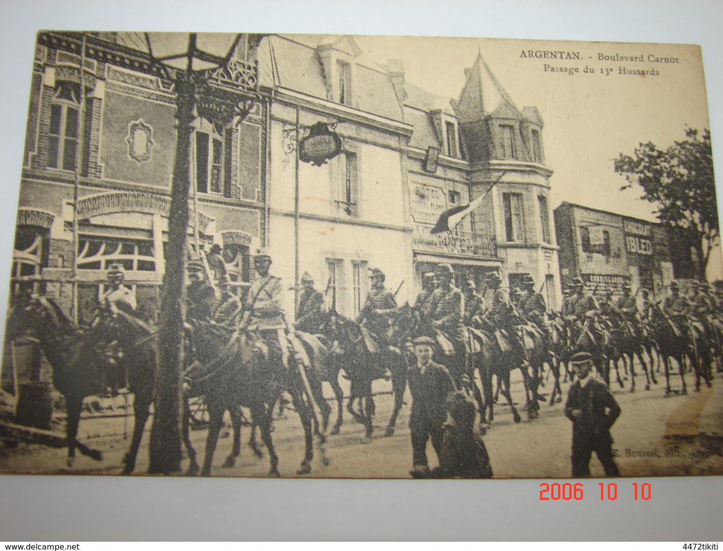 C.P.A.- Argentan (61) - Boulevard Carnot - Passage Du 13 ème Hussards - Hôtel Du Cheval Blanc - 1910 - SUP (BG94) - Argentan