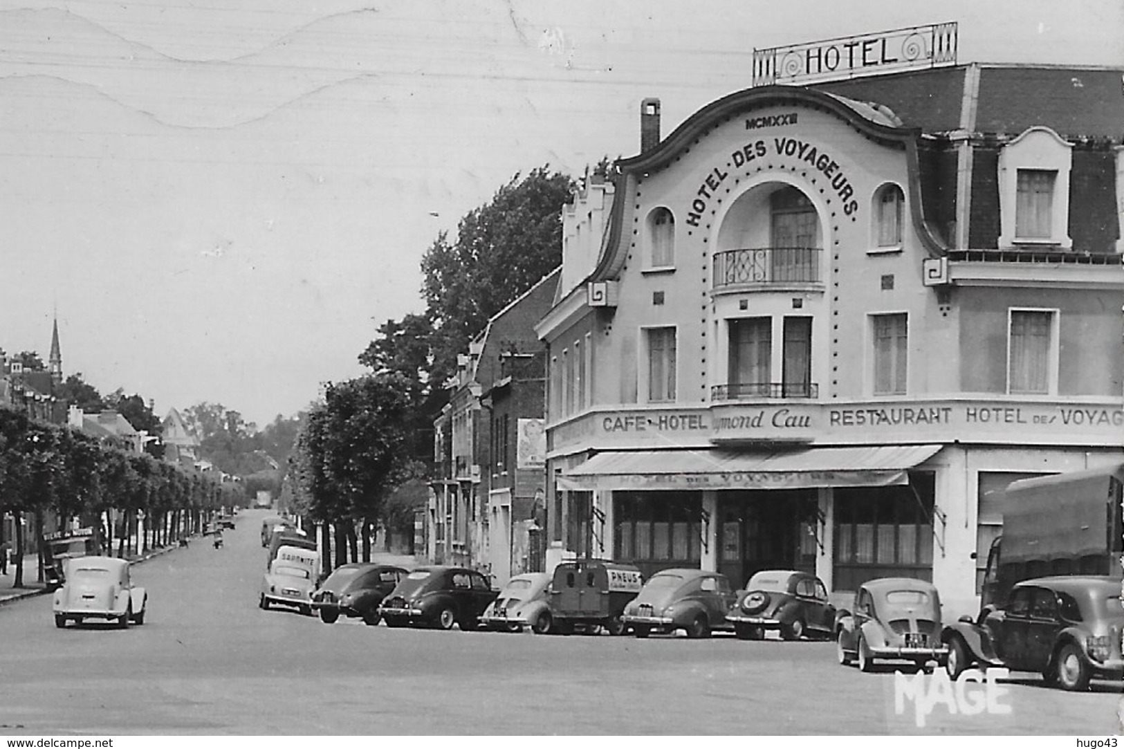 CHAUNY EN 1960 - N° 120 - PLACE DE LA GARE AVEC HOTEL DES VOYAGEURS - VIEILLES VOITURES - FORMAT CPA VOYAGEE - Chauny