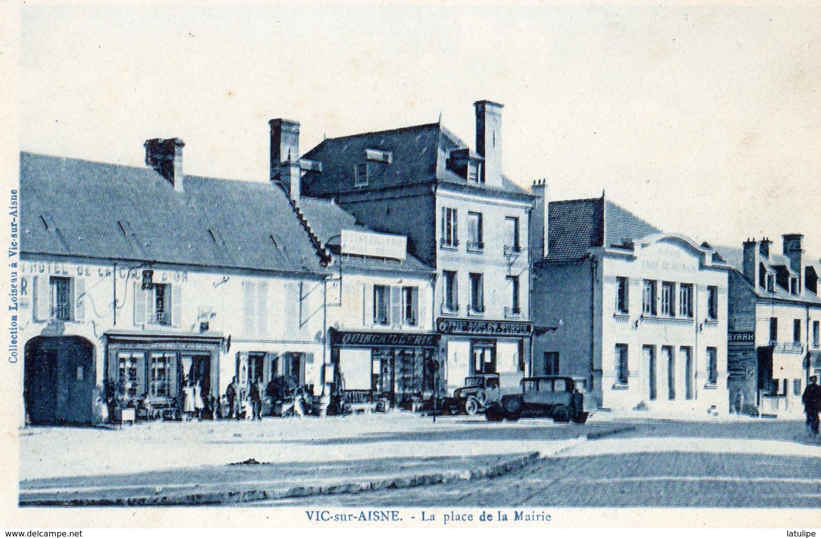 Vic-sur-Aisne  02   La Place De La Mairie Bien Animée Voitures Et Hotel-Café-Tabac_Quincaillerie-Epicerie - Vic Sur Aisne