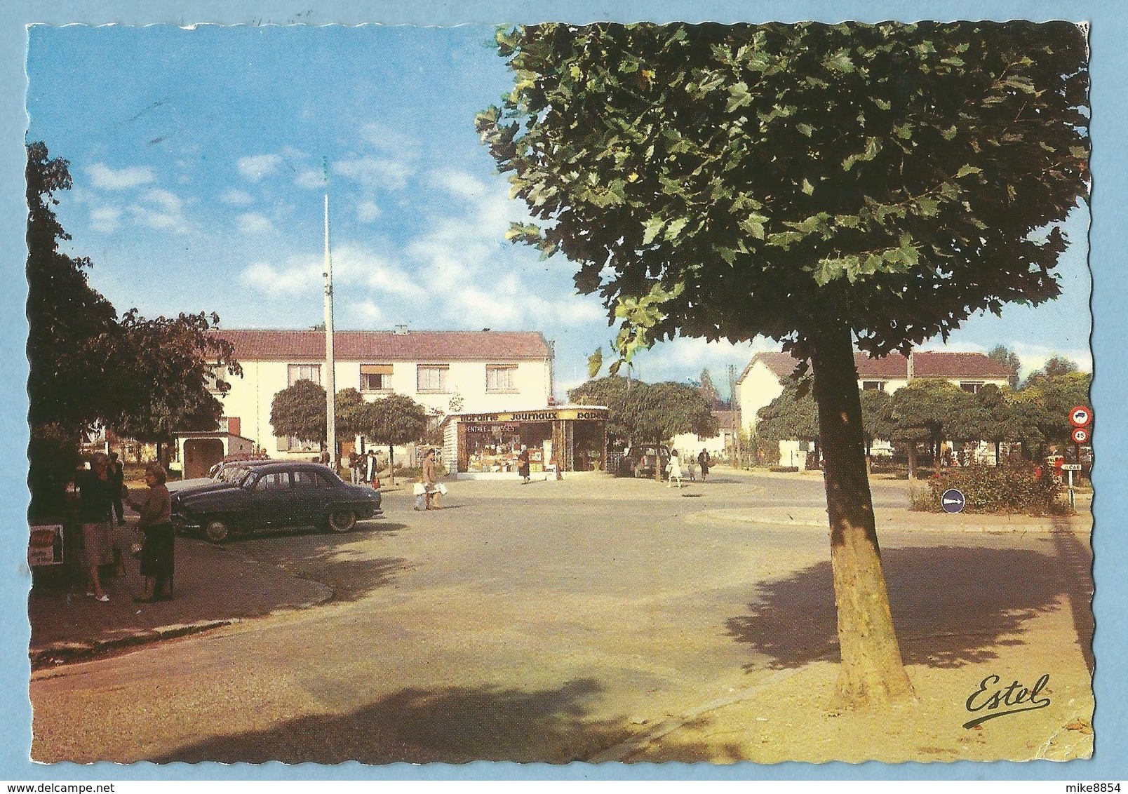 A084  CP  LES CLAYES-SOUS-BOIS  (Yvelines)  La Place De La Gare - LIBRAIRIE JOURNAUX PAPETERIE  ++++ - Les Clayes Sous Bois