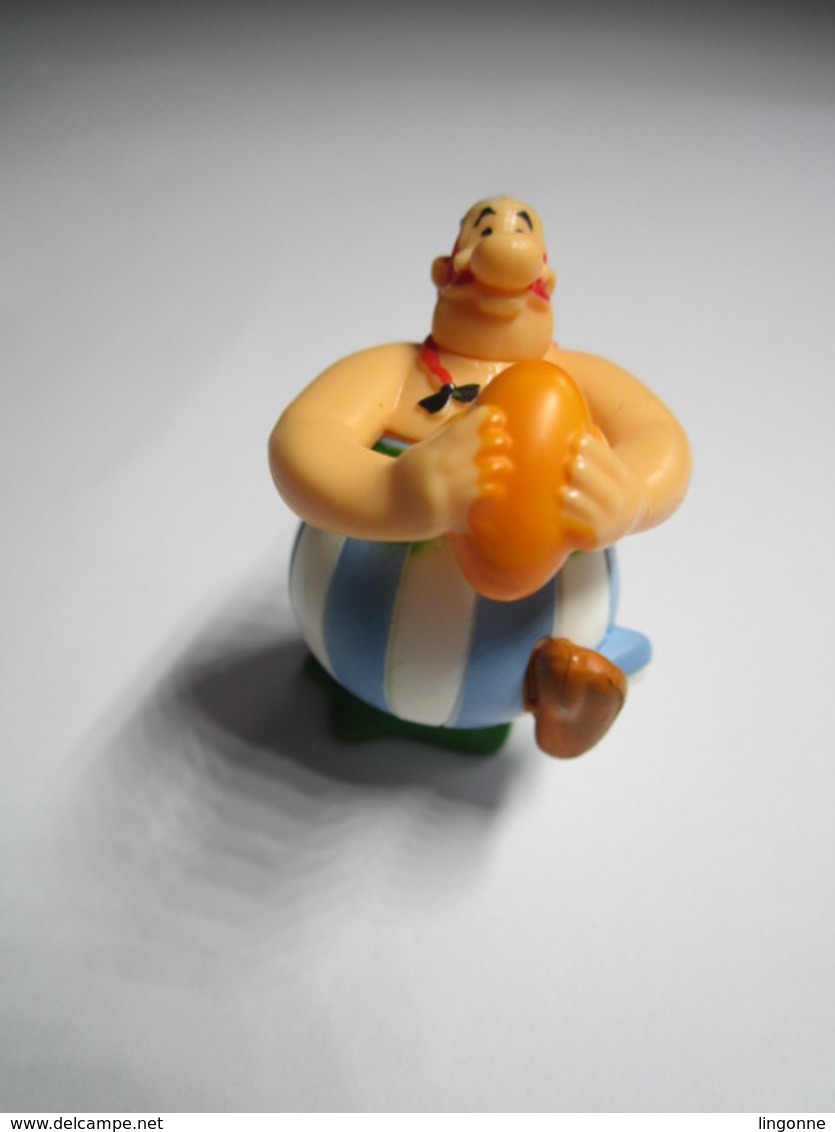2012 - Figurine - Astérix Rugbyman - Goscinny - Uderzo - Hauteur : 4 Cm Env - Astérix & Obélix
