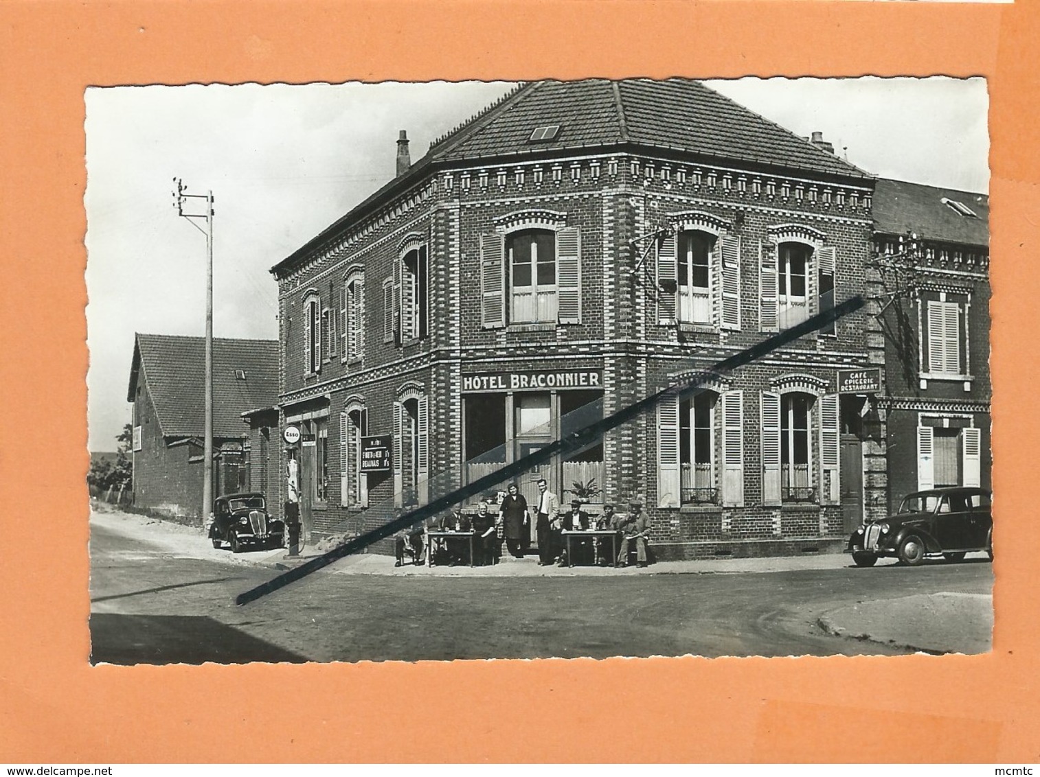 CPSM -  Auneuil   -(Oise) -  Hôtel Braconnier -( Autos , Voitures Anciennes , Pompe Essence ESSO) - Auneuil