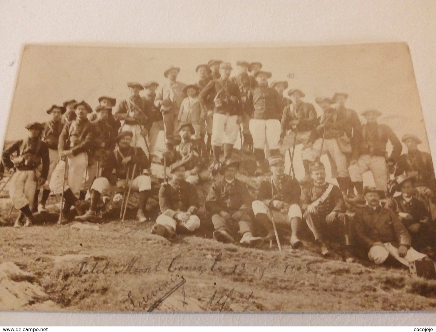 ...CPA PHOTO...MILITAIRES, MONTAGNARDS GROSSE ANIMATION...ECRIT AU BAS: SOUVENIR MONT CENIS....FRANCE OU ITALIE? - Autres & Non Classés