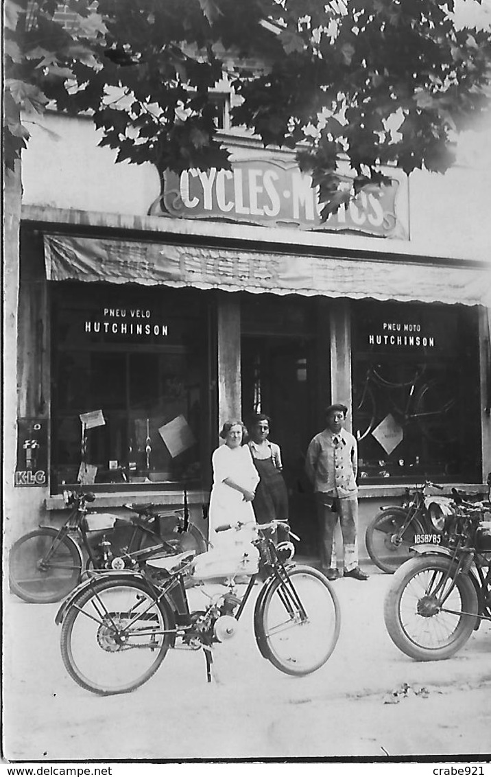 CARTE PHOTO MAGASIN MOTO MOTOCYCLETTE VELO CYCLES VELOCIPEDE  PNEU HUTCHINSON PROPRIETAIRE ET EMPLOYES - Shops