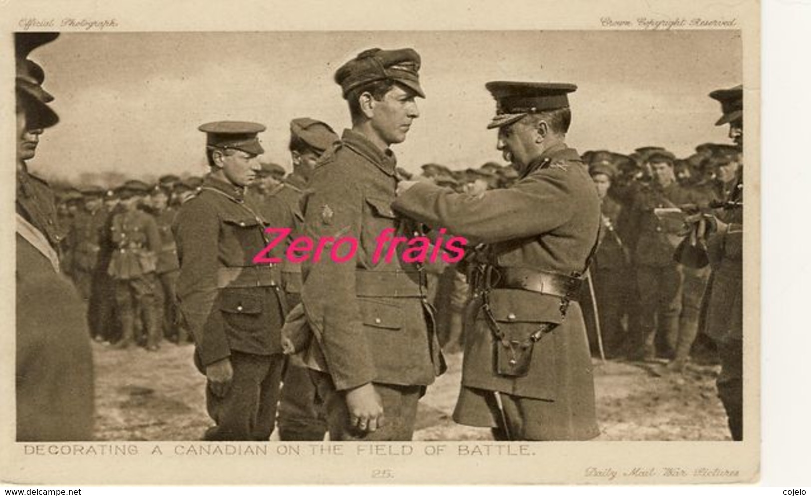 TH -1914-18 - Battle Pictures - Decorating A Canadian On The Field Of Battle - War 1914-18