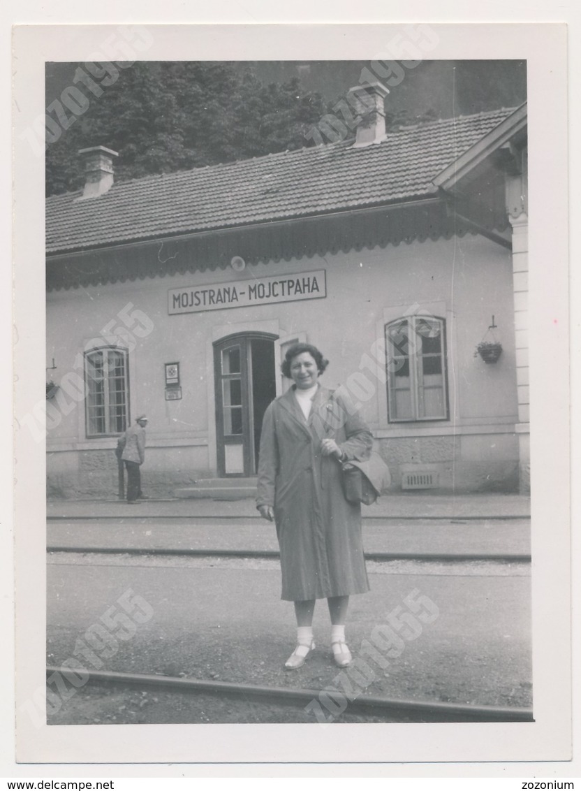 REAL PHOTO Ancienne Woman On Railway Station  Železniška Postaja Mojstrana Slovenia - Persone Anonimi