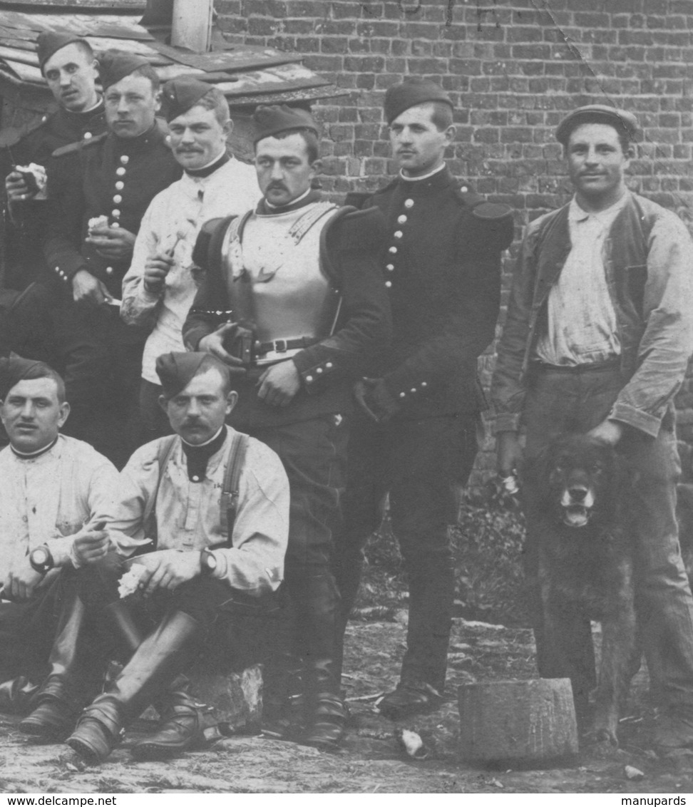 59 LANDRECIES ??? CARTE PHOTO / 1914 / CUIRASSIERS / MILITAIRES / SOLDATS / 4e ou 9e RÉGIMENT DE CUIRASSIERS ???