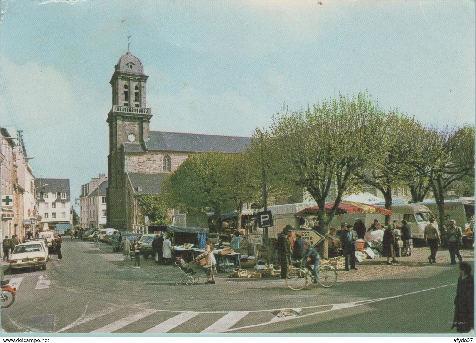 CPM:   CROZON  (Dpt.29):    L' église Et La Place Du Marchéle Mercredi.     (E1857) - Crozon