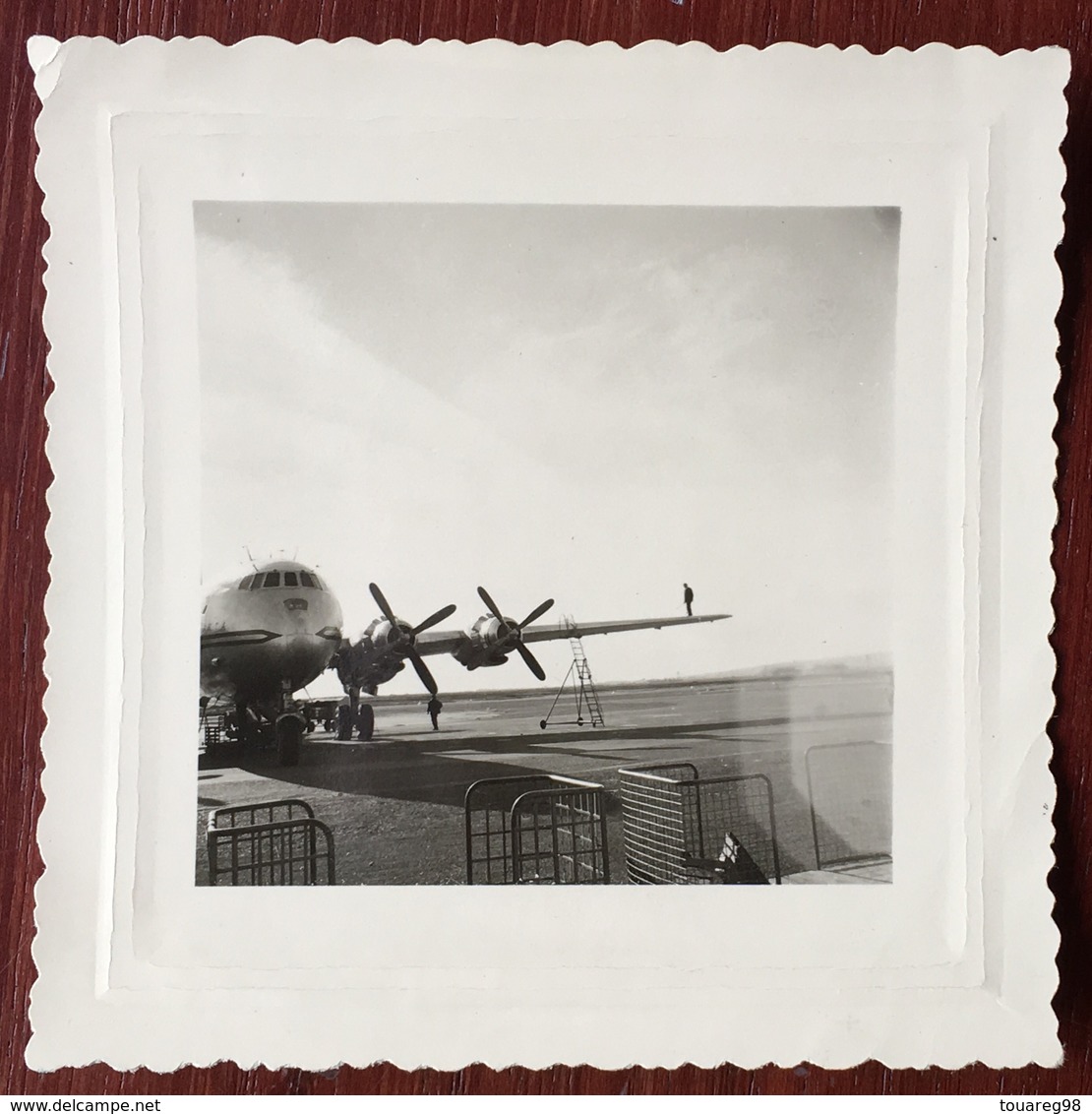 Snapshot. Photo D’un Homme Sur L’aile D’un Avion. - Luftfahrt