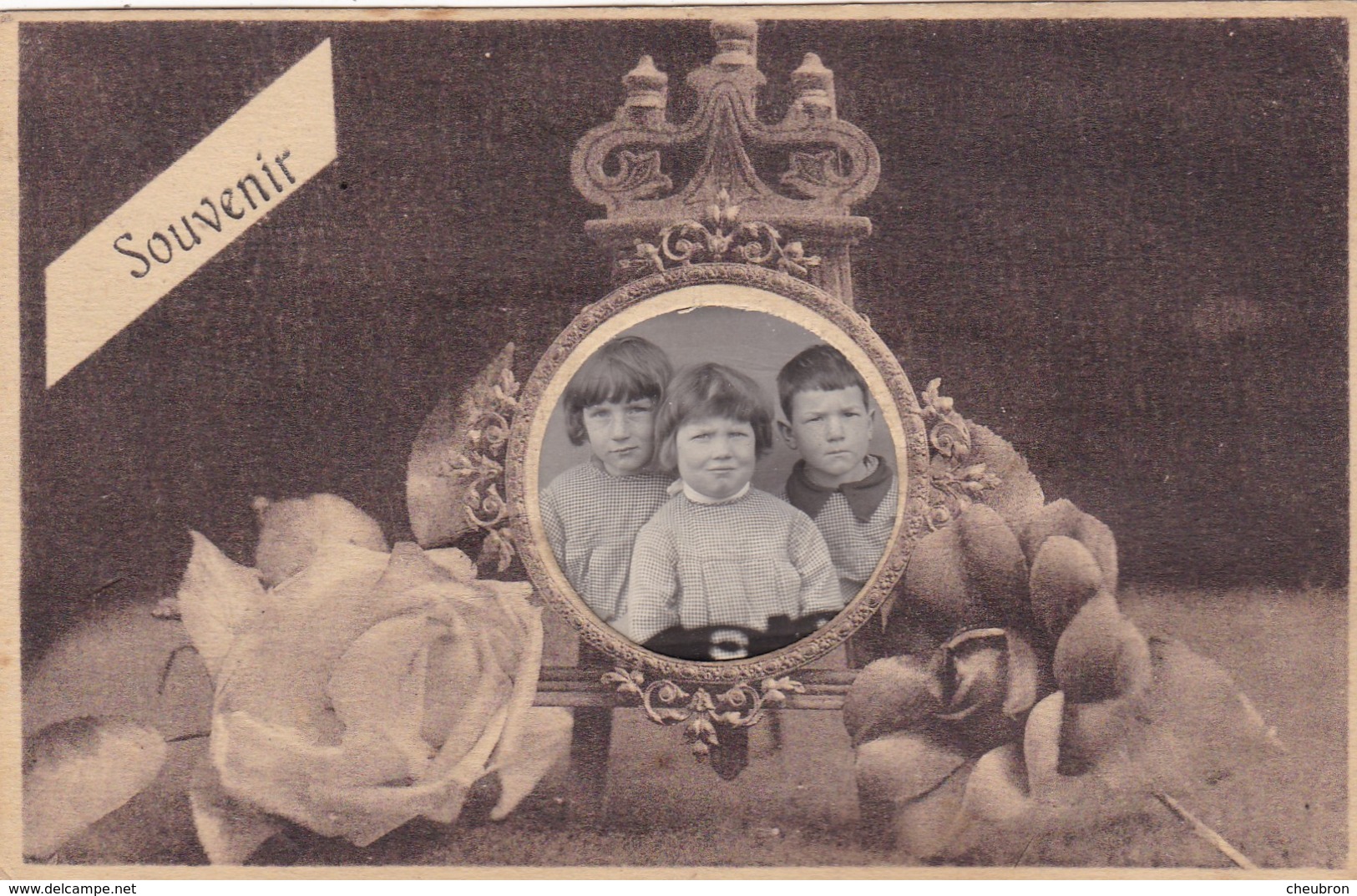 CARTE FANTAISIE. CPA. SOUVENIR. 3 ENFANTS. PHOTO PORTRAIT MISE DANS UN MÉDAILLON - A Systèmes