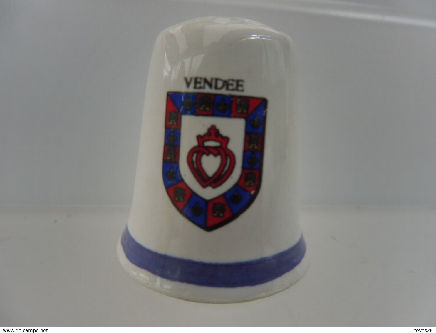 DE A COUDRE EN FAIENCE - ARMOIRIES BLASON - VENDEE - Autres & Non Classés