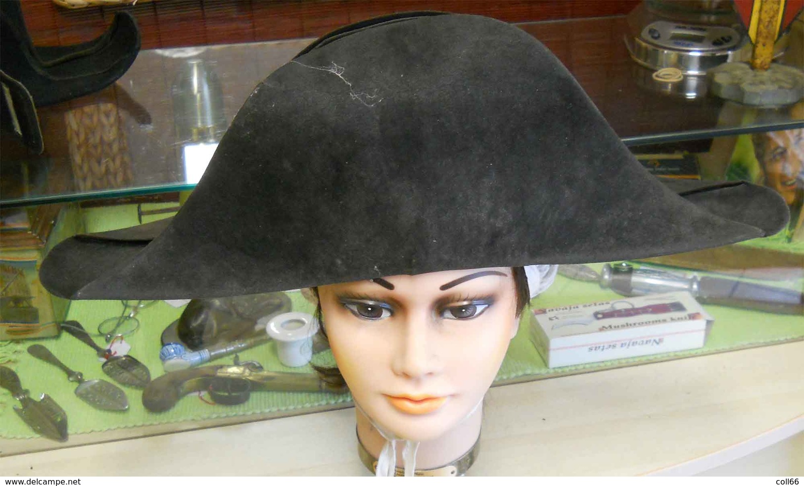 Intéressant Bicorne Ancien Dans Son Jus Sans Marque Distinctive 43X16.5x16 Cms Bouton Rapporté Sans Rapport Surement - Casques & Coiffures