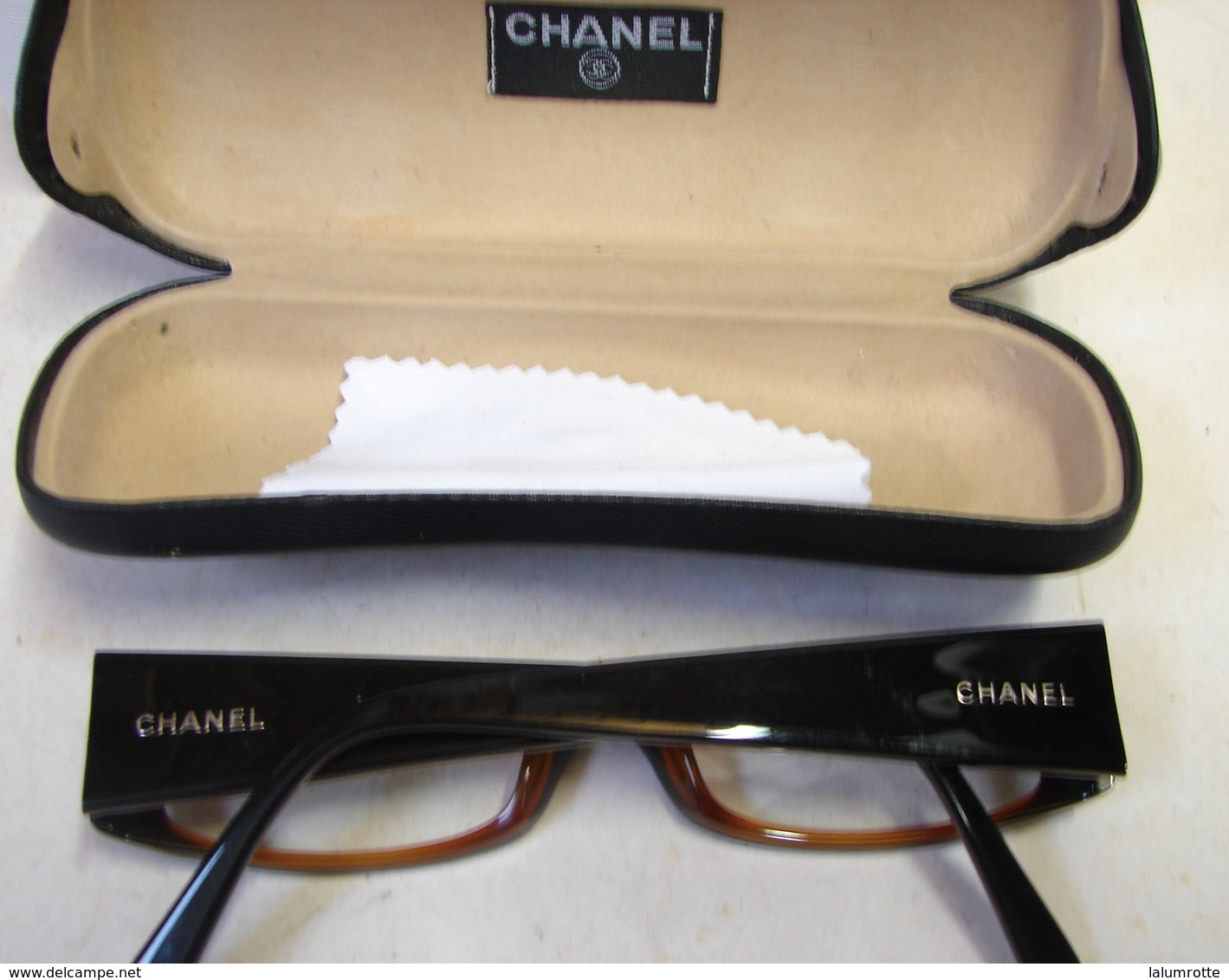 Lot. 1069. Lunette Chanel Dans Sa Boîte Et Son étui. - Lunettes