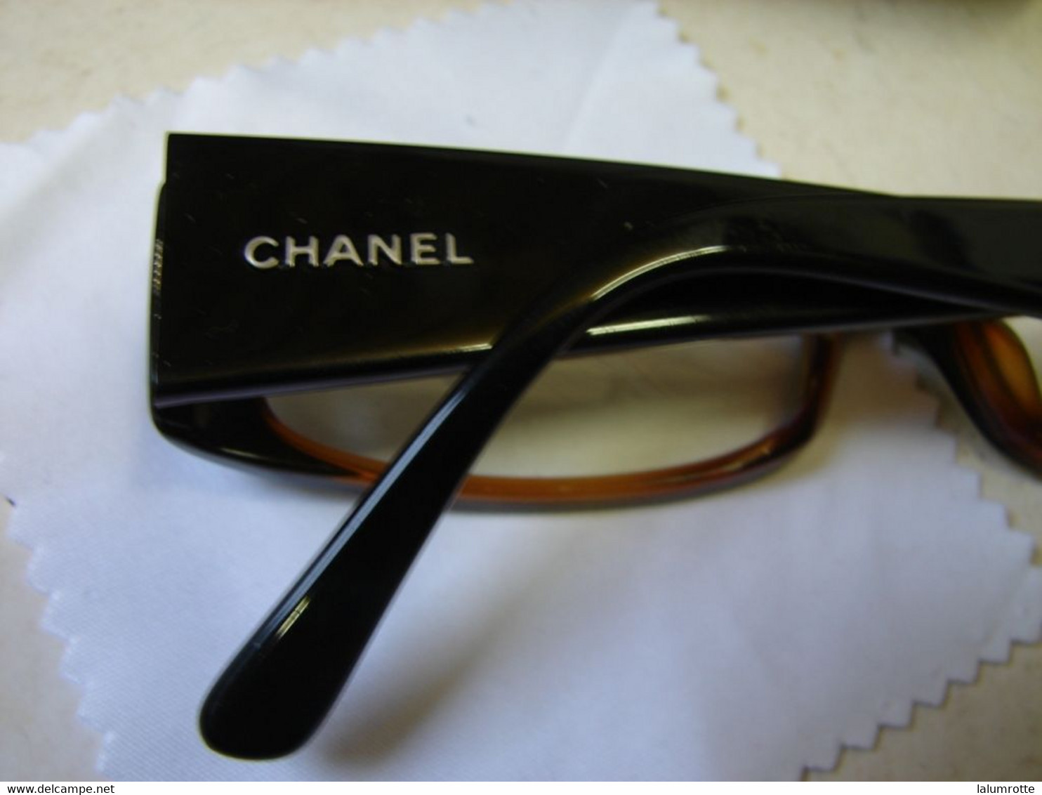 Lot. 1069. Lunette Chanel Dans Sa Boîte Et Son étui. - Lunettes