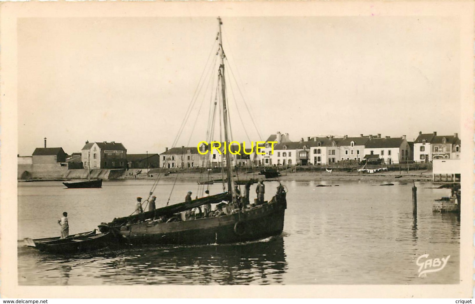 44 La Turballe, Le Port De Garlahy, Beau Voilier De Pêche Qui Rentre Au 1er Plan - La Turballe