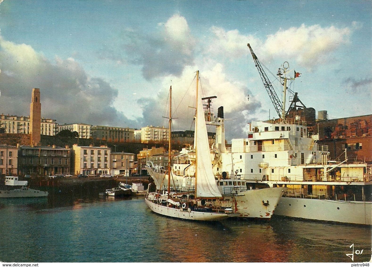 Brest (Finistére, Francia) Le Port De Commerce, Voilier Et Bateau Océanographique Dans Les Bassins - Brest
