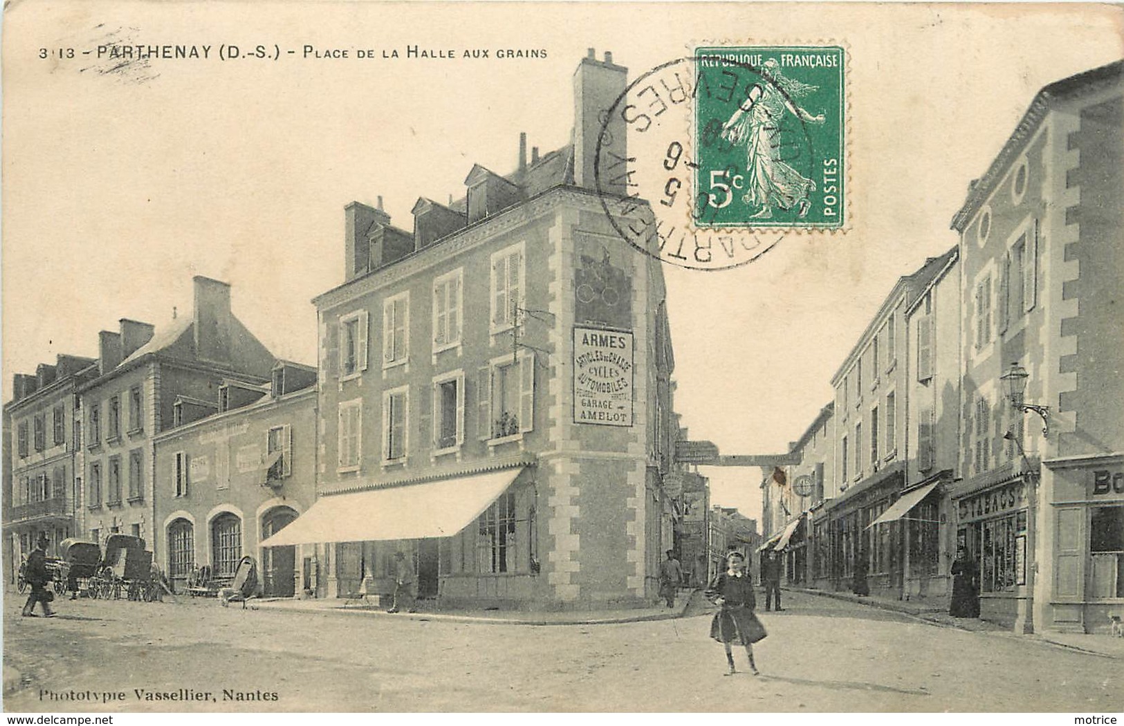 PARTHENAY - Place De La Halle Aux Grains. - Parthenay