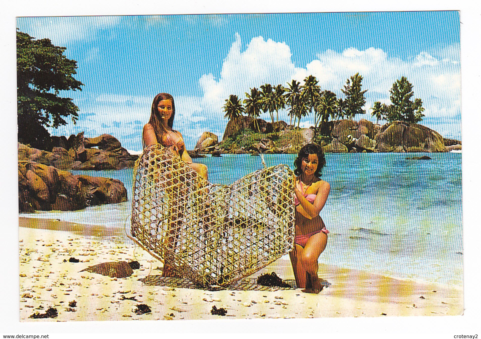 Seychelles N°16 Casier Trappe à Poissons Tenue Par 2 Belles Jeunes Femmes En Maillot De Bain Photo Eden LTD Box 326 Mahe - Seychelles