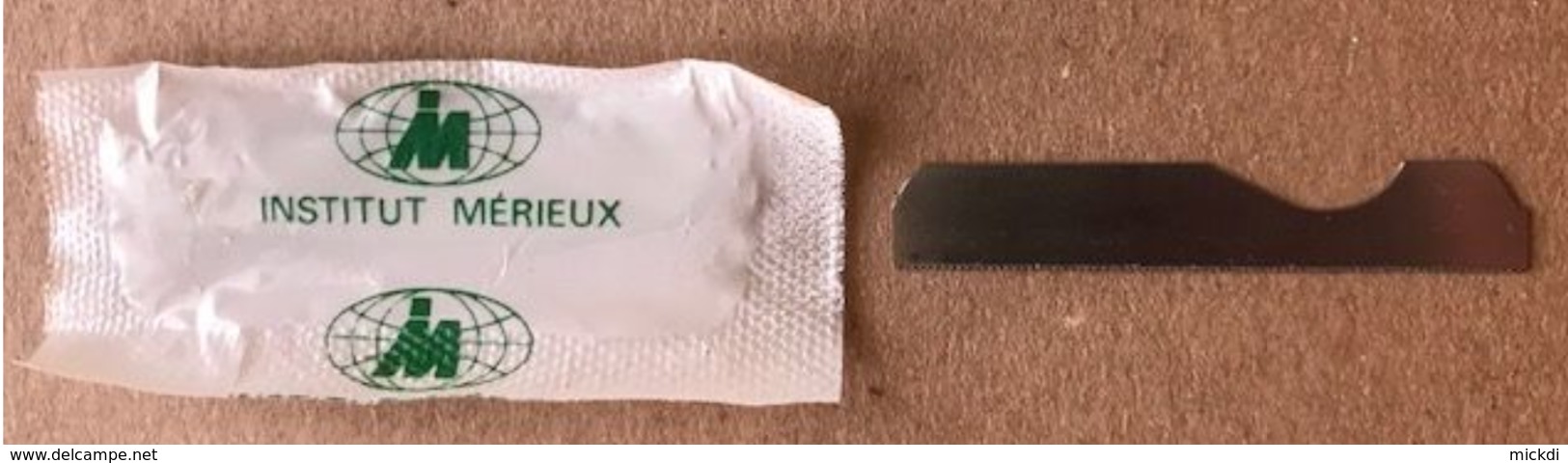 PETITE SCIE POUR AMPOULE - MEDICAMENT - SANTE MEDECINE - LOT DE 2 SCIES L'UNE SOUS SACHET MERIEUX L'AUTRE AVEC ENCOCHE - Matériel Médical & Dentaire