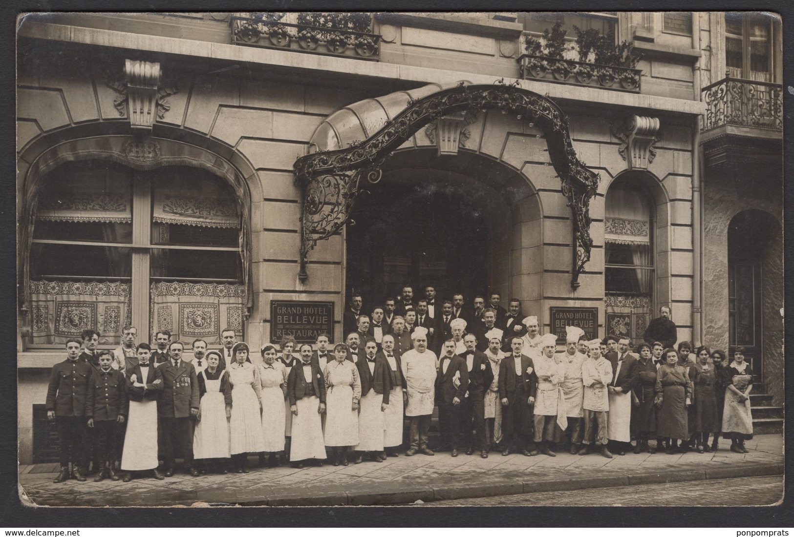 Lille TOP, Veritable Carte Photo Le Personnel Du Grand Hôtel "Bellevue" Devant L'entrée Côté Hôtel - Lille