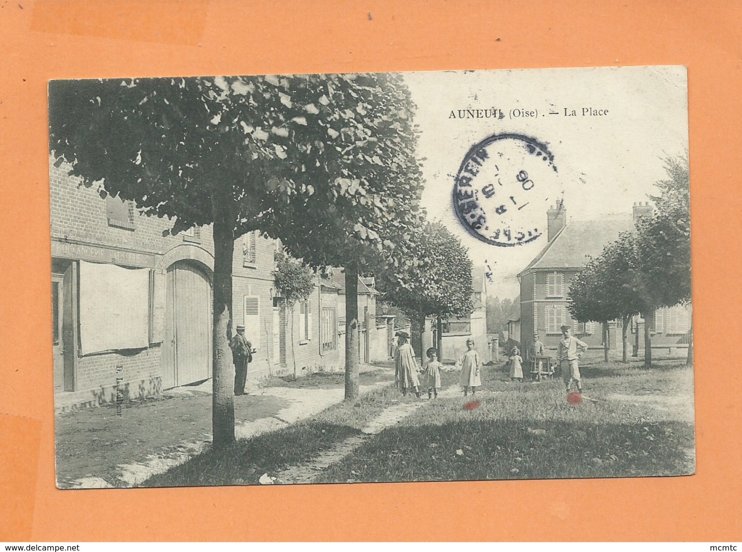 CPA   - Auneuil  - (Oise) - La Place - Auneuil