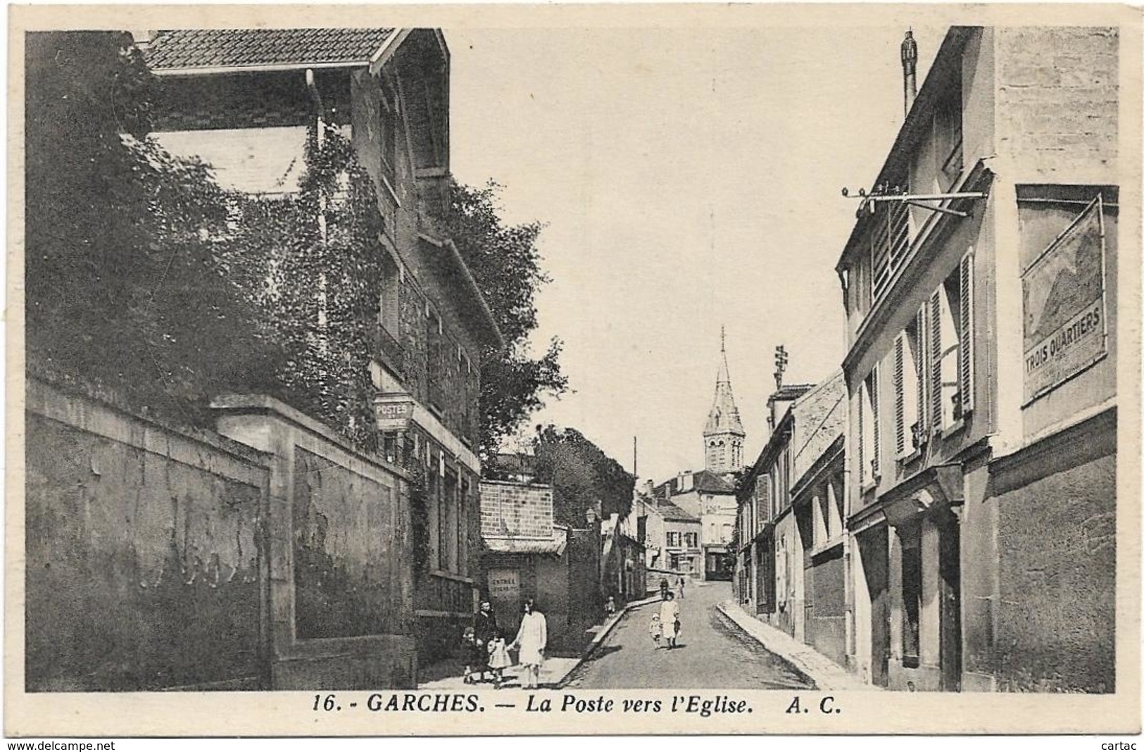 D90 - GARCHES - LE PONT - LA POSTE VERS L'EGLISE - Plusieurs Personnes Avec Des Enfants - Garches