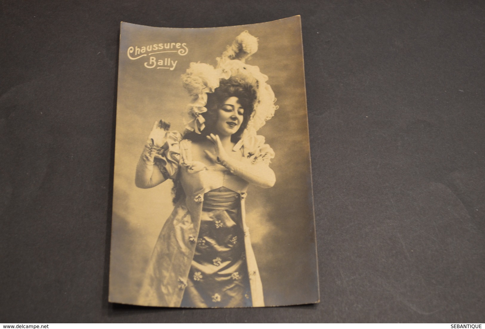 Carte Postale Publicité Chaussures Suisse BALLY Femme Tenue De Soirée Chapeau - Publicité