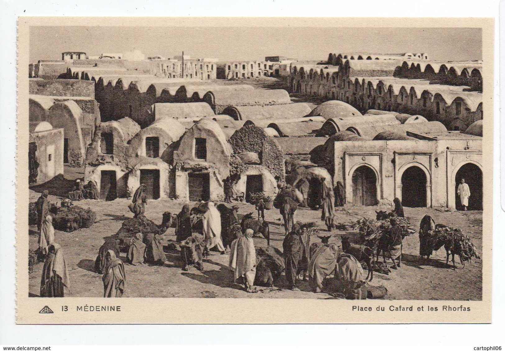 - CPA MEDENINE (Tunisie) - Place Du Cafard Et Les Rhorfas (belle Animation) - Editions CAP N° 13 - - Tunisie