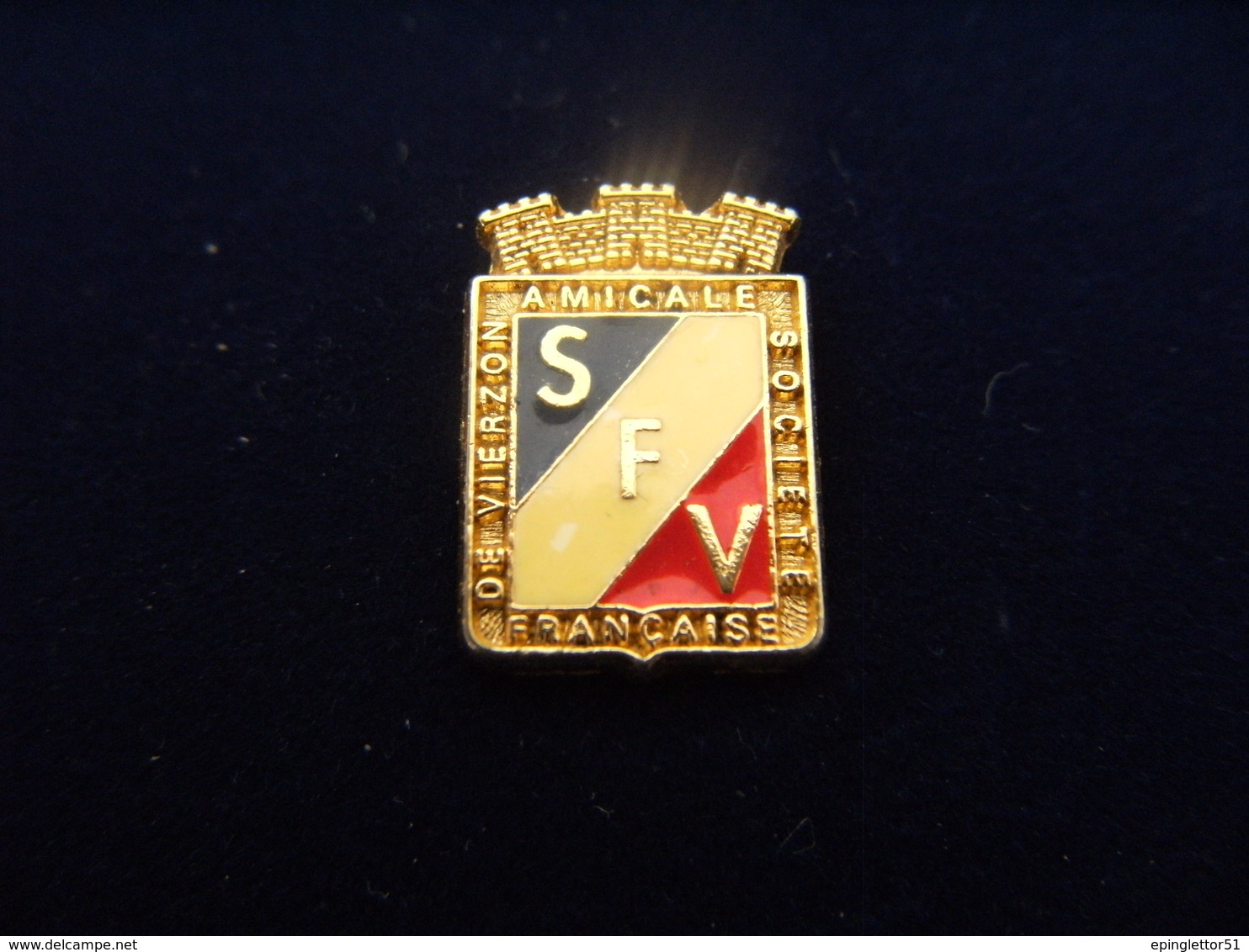 Pin's Logo Tracteur Agricole SFV Amicale Société Française De Vierzon (ex SFMAI) Agriculture Machinisme Agri,EAF. - Otros & Sin Clasificación