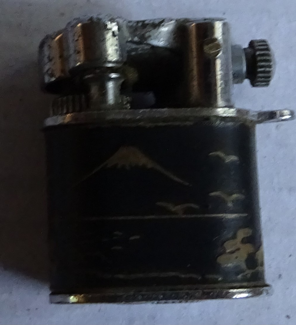 Ancien Mini Briquet A Molette Essence Motif Asie - Other & Unclassified