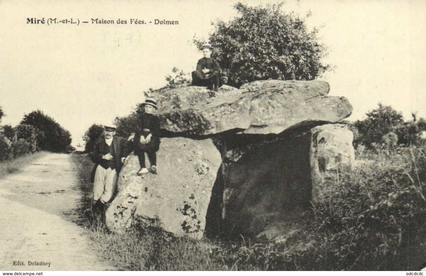 Miré ( M Et L) Maison Des Fées Dolmen RV - Autres & Non Classés