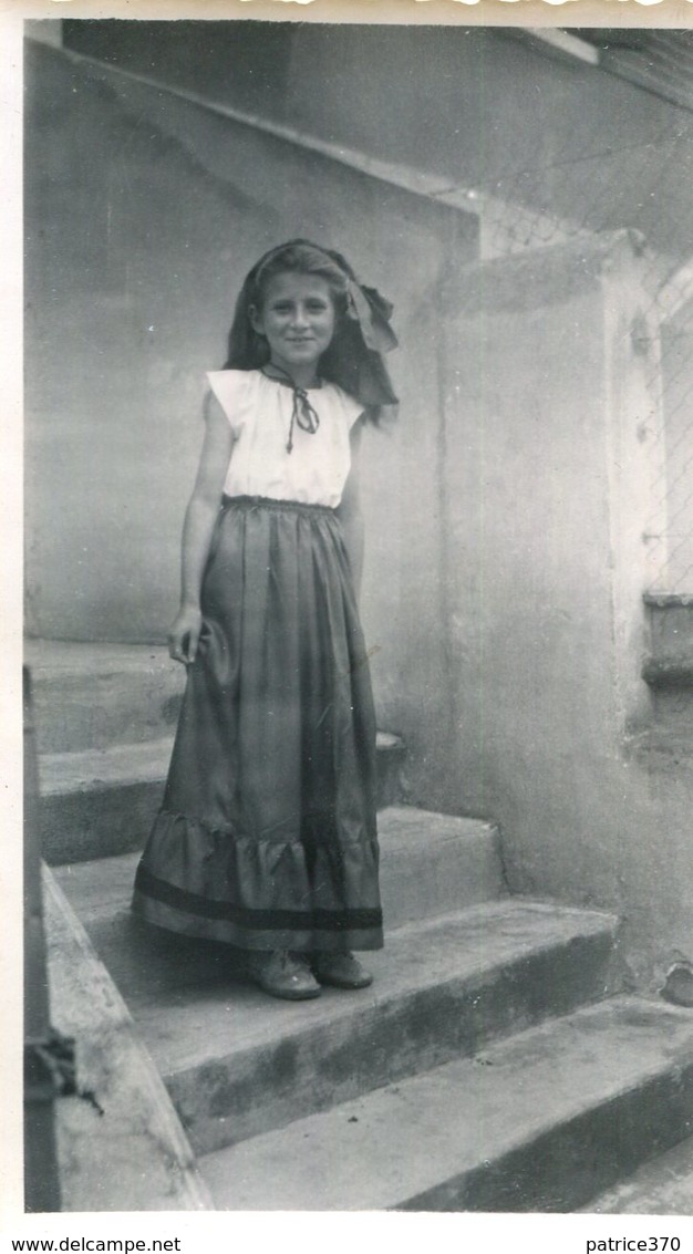 PHoto D'une Jolie Jeune Fille En Juillet 1951 Dans Une Belle Et Longue Robe A Identifier - Luoghi