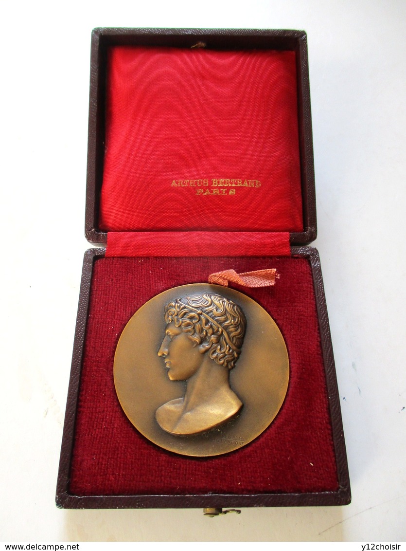 BELLE MEDAILLE BRONZE DANS SON ETUI ARTHUS BERTRAND PARIS JEUNESSE ET SPORT OFFERT PAR LE MINISTRE - Autres & Non Classés