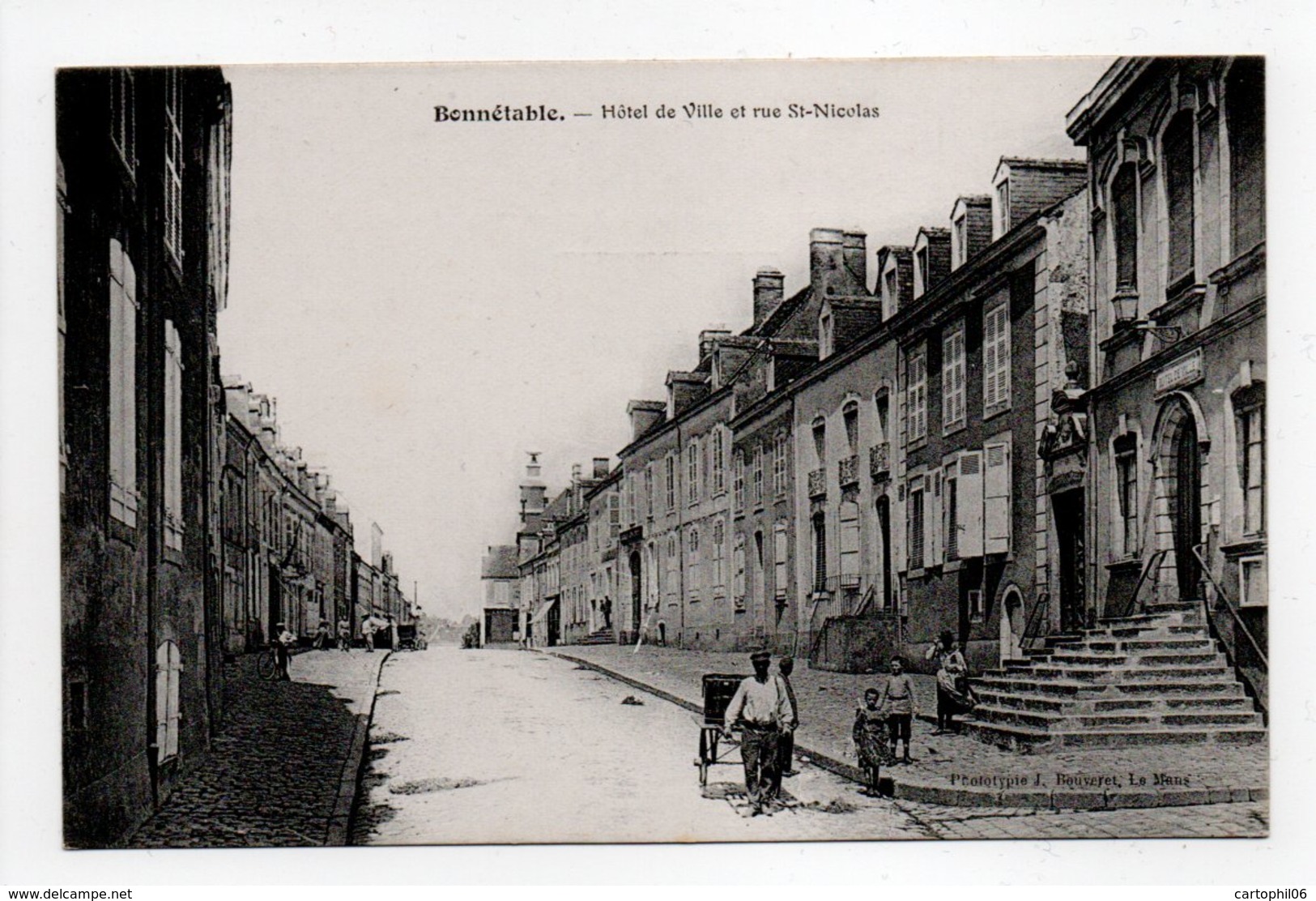 - CPA BONNÉTABLE (72) - Hôtel De Ville Et Rue St-Nicolas (avec Personnages) - Photo J. Bouveret - - Bonnetable