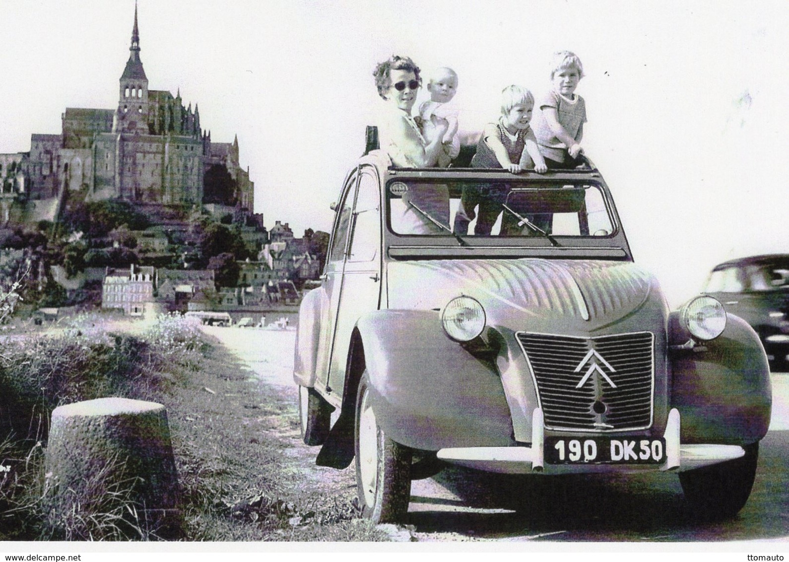 Citroen 2CV De 1949 Devant Le Mont Saint Michel  -  CPM - Voitures De Tourisme