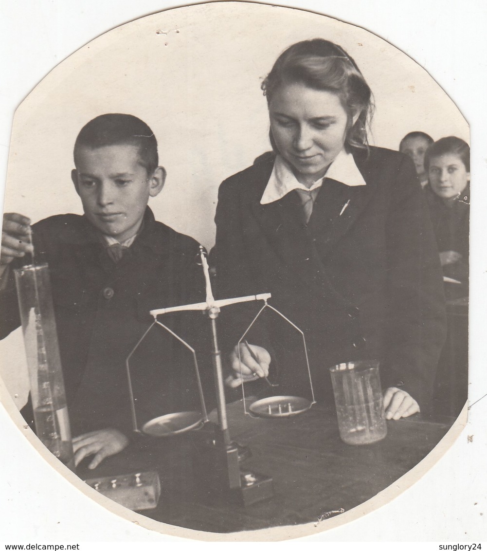 UKRAINE. #1819 A PHOTO. CHILDREN. SCHOOL, EXPERIENCE IN LESSON. LABORATORY. *** - Filmkameras - Filmprojektoren