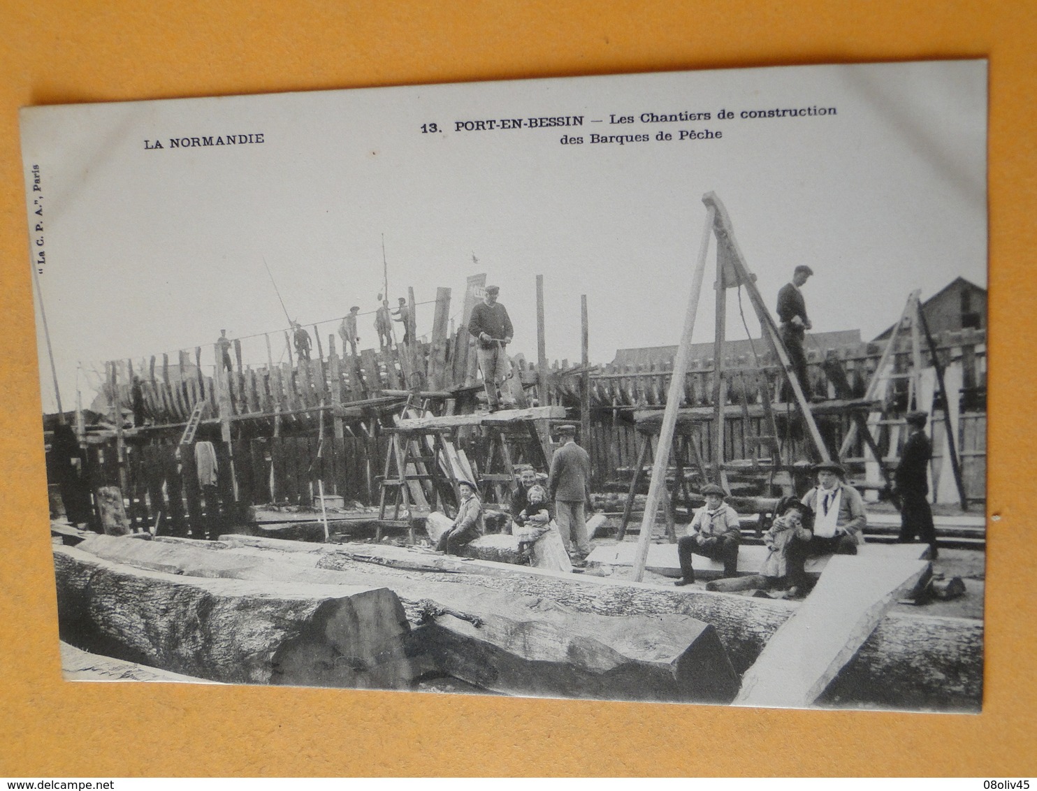 PORT En BESSIN -- Les Chantiers De Construction Des Barques De Pêche - TRES ANIMEE - Cpa "précurseur"  RARE  !! - Pêche