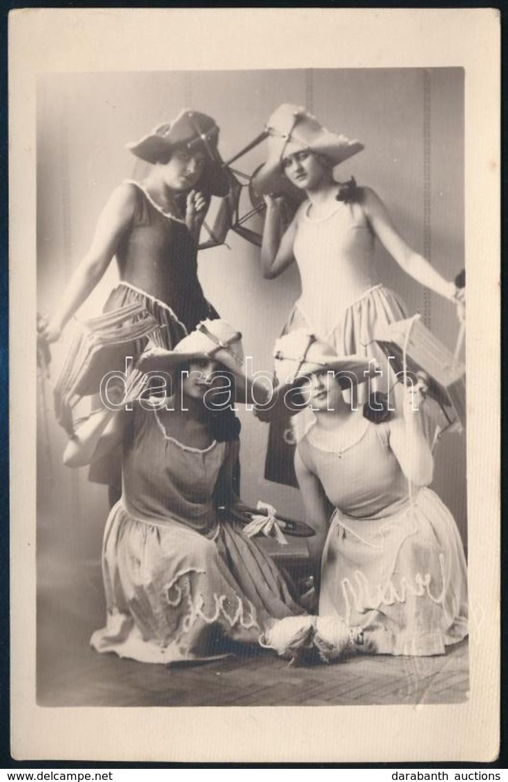 Cca 1920-1930 'Textilművek Reklám' Négy Hölggyel, Fotólap Mezőffy Hidegpecsétjével, 14×9 Cm - Andere & Zonder Classificatie
